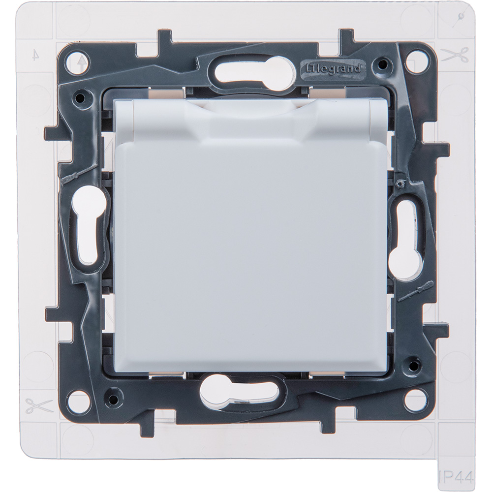 legrand etika розетка 1-я с заземлением с крышкой со шторками ip44 белая