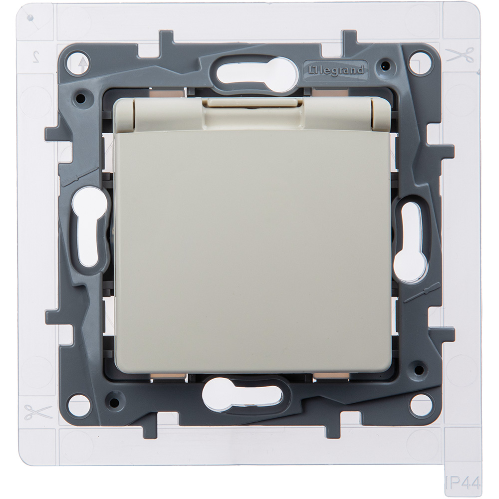 legrand etika розетка 1-я с заземлением с крышкой со шторками ip44 слоновая кость
