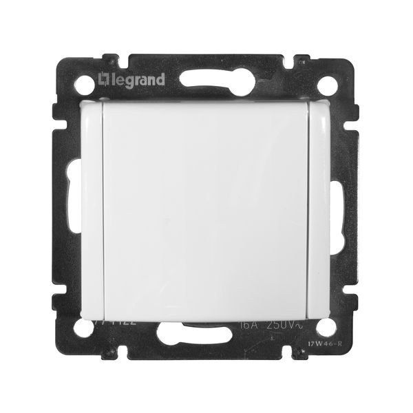 legrand valena розетка 1-я с заземлением с крышкой белая