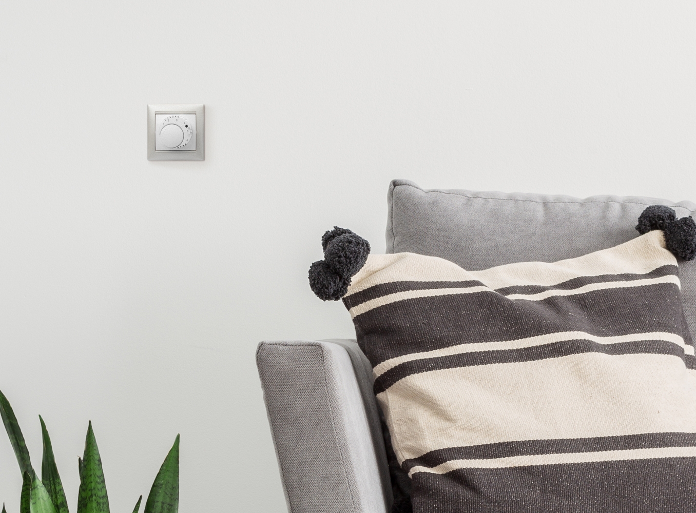 legrand valena термостат для теплых полов с датчиком 10 а белый