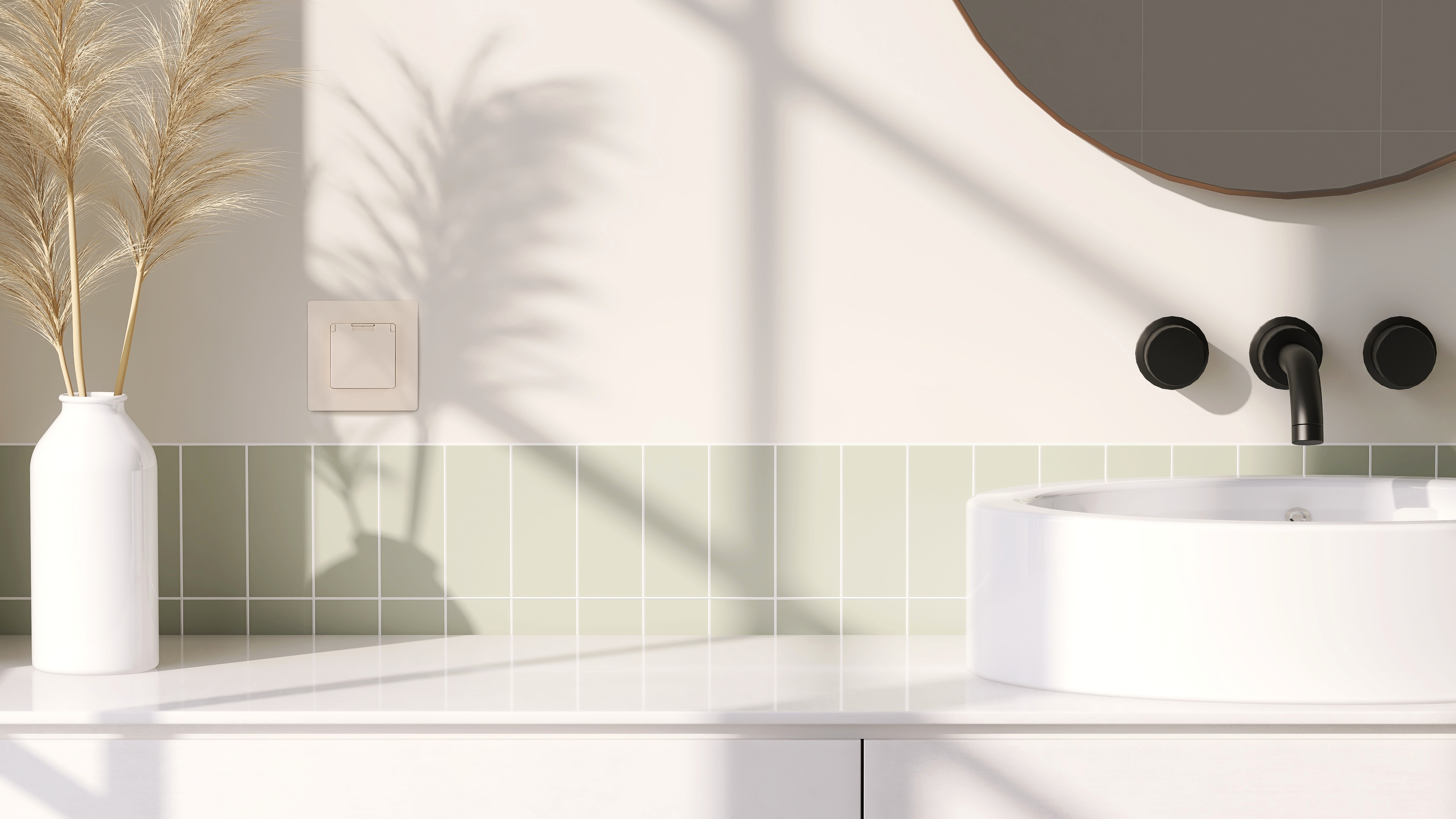 legrand etika розетка 1-я с заземлением с крышкой со шторками ip44 слоновая кость