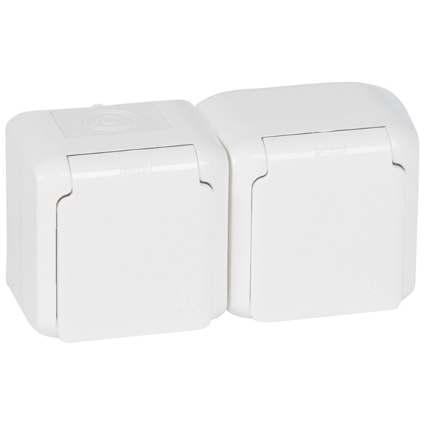 Legrand Quteo IP-44 розетка 2-я с заземлением с крышкой (со шторками) белая