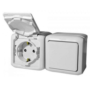 legrand quteo ip-44 блок выключатель 1 клавишный+розетка 1-ая с заземлением с крышкой со шторками белый